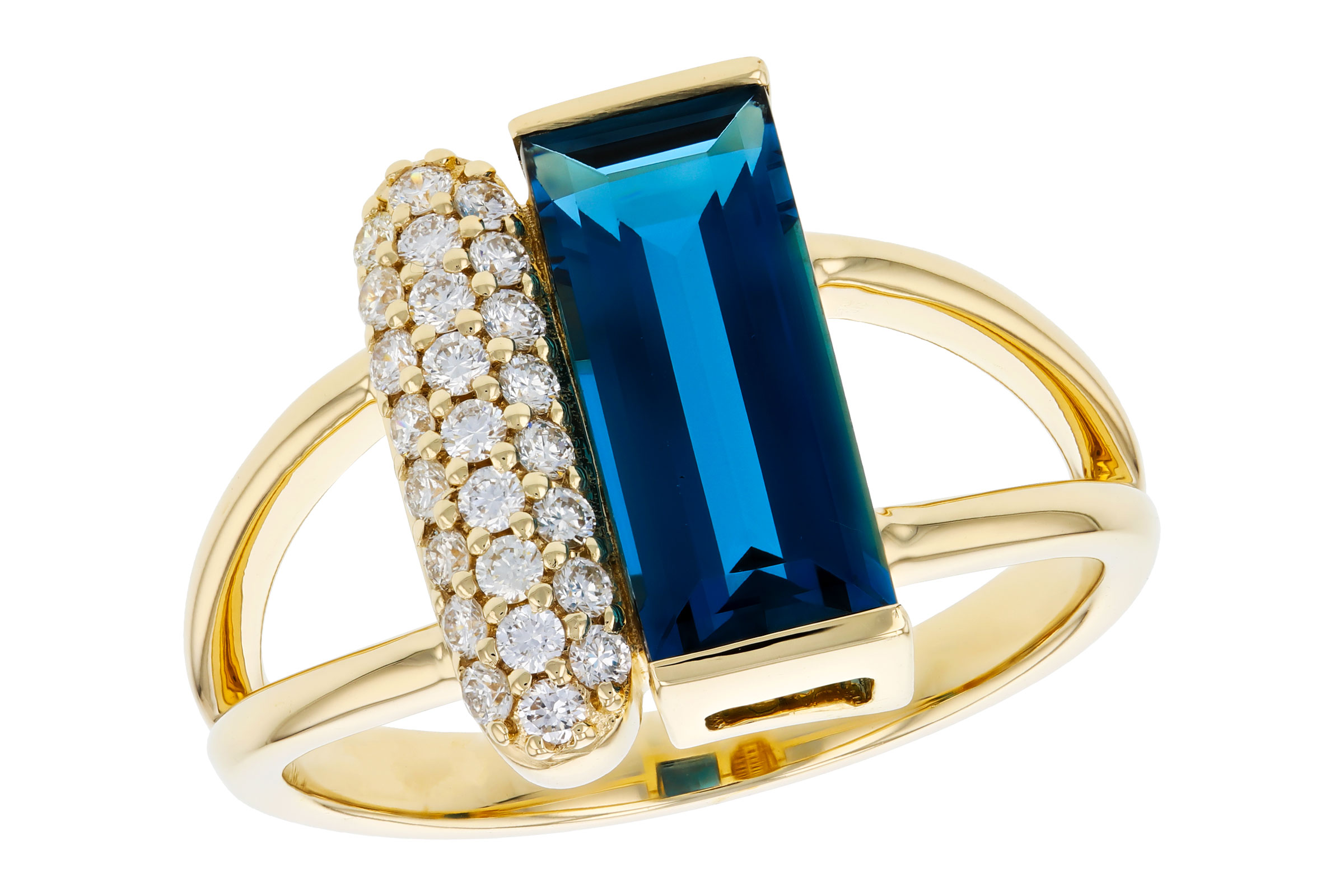 K285-02657: LDS RG 2.67 LONDON BLUE TOPAZ 2.92 TGW (12x5MM BT)